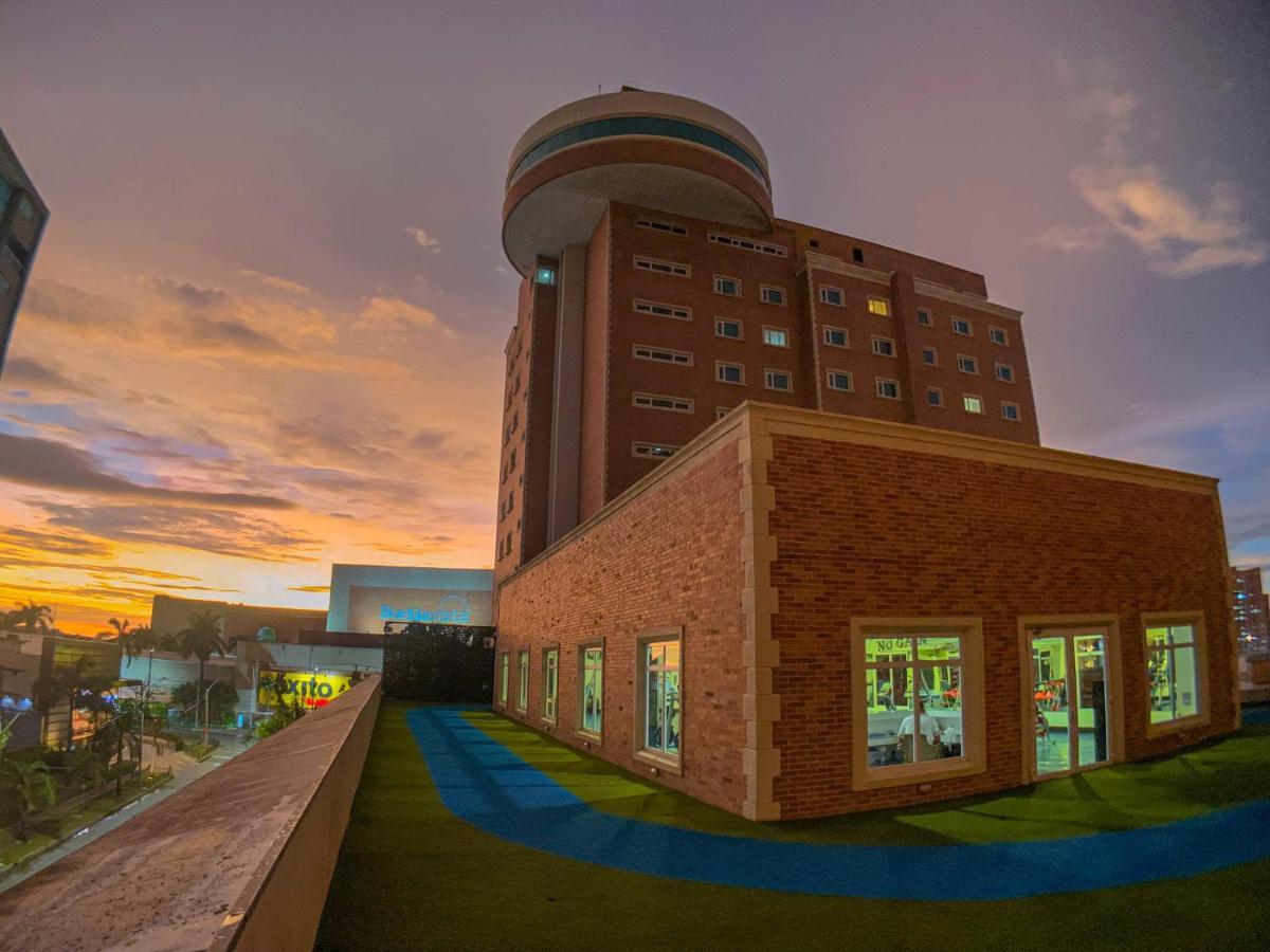 Hotel Dann Carlton Barranquilla Y Centro De Convenciones المظهر الخارجي الصورة The hospital at sunset