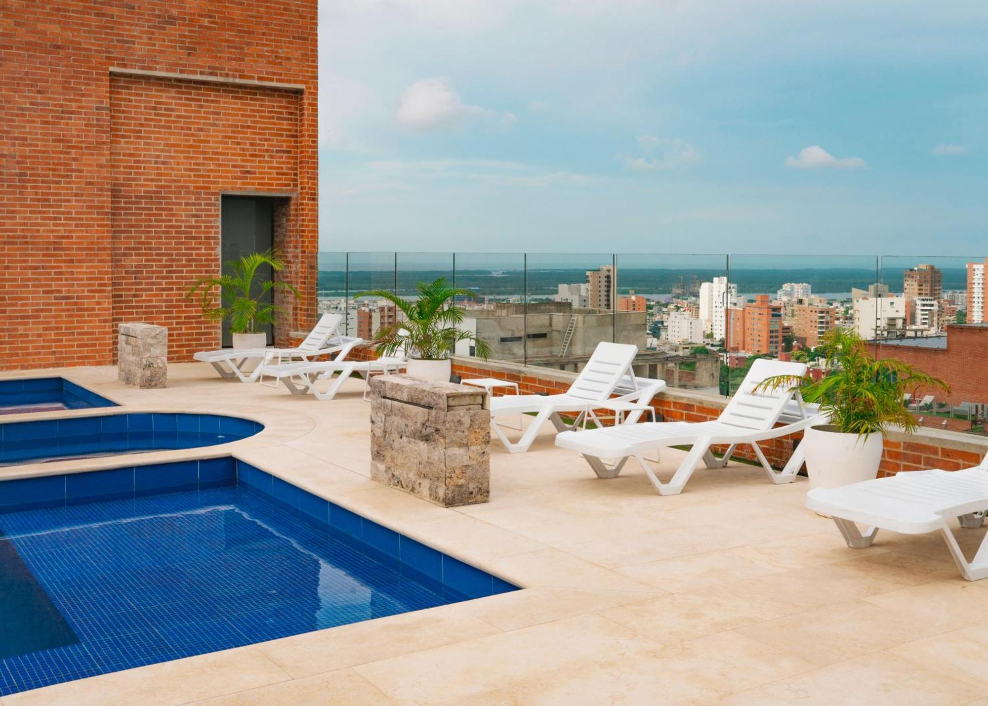 Hotel Dann Carlton Barranquilla Y Centro De Convenciones المظهر الخارجي الصورة Rooftop pool at Hotel Habita, Mérida, Yucatán, Mexico