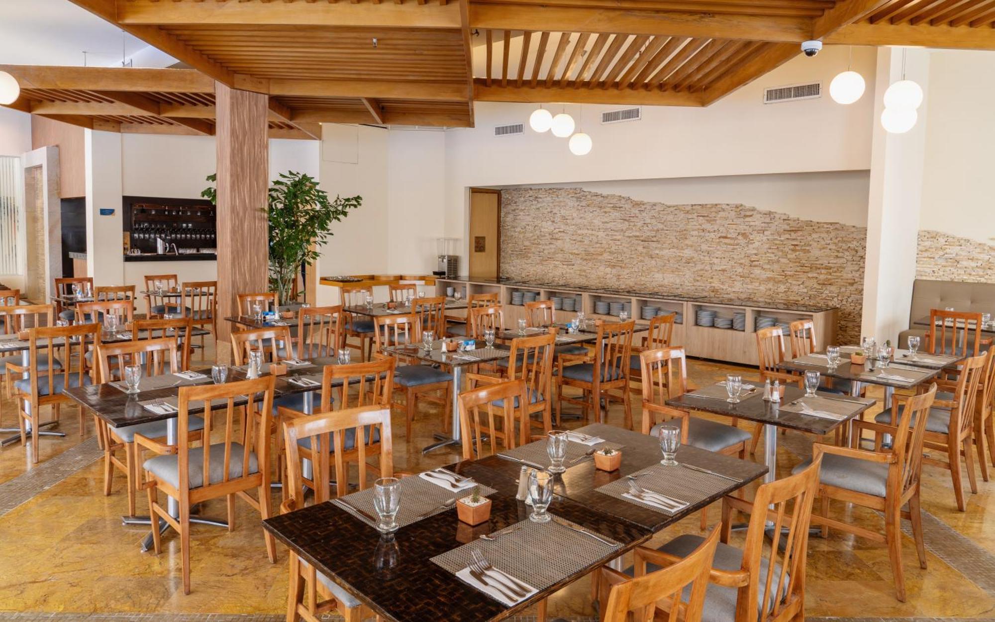 Hotel Dann Carlton Barranquilla Y Centro De Convenciones المظهر الخارجي الصورة The dining room at the restaurant