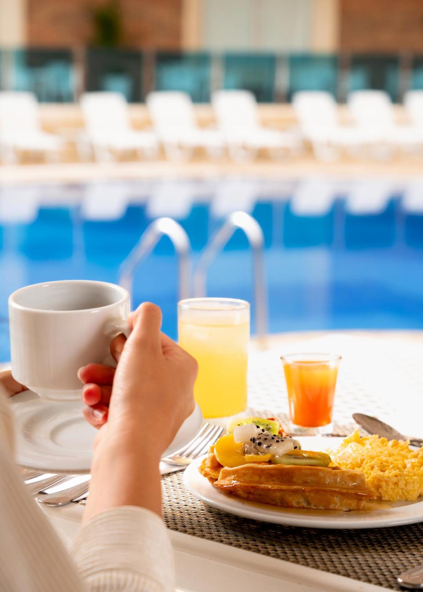 Hotel Dann Carlton Barranquilla Y Centro De Convenciones المظهر الخارجي الصورة A breakfast with orange juice